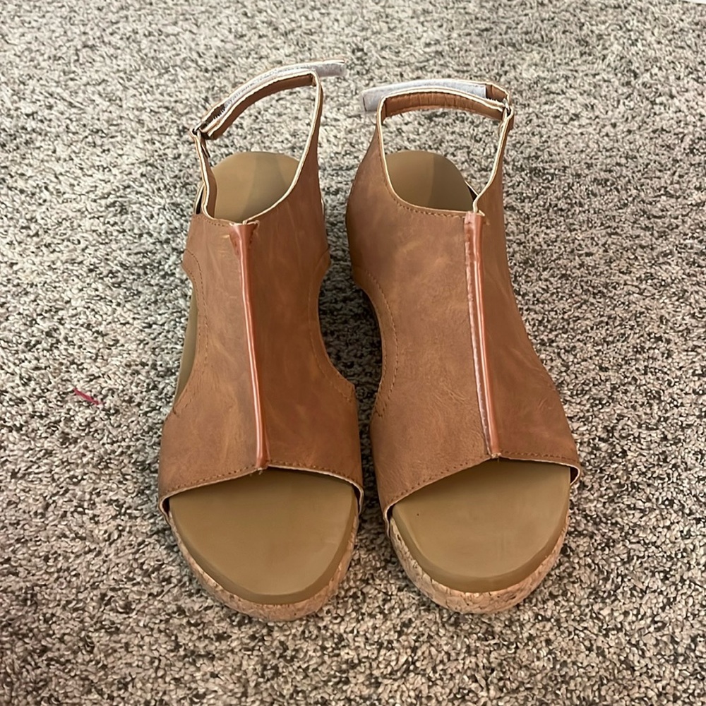Women’s heeled sandals size 8.5